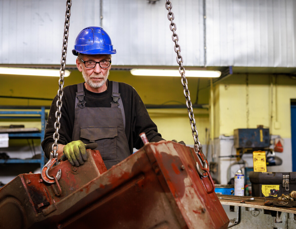 Brusič k honovacímu stroji